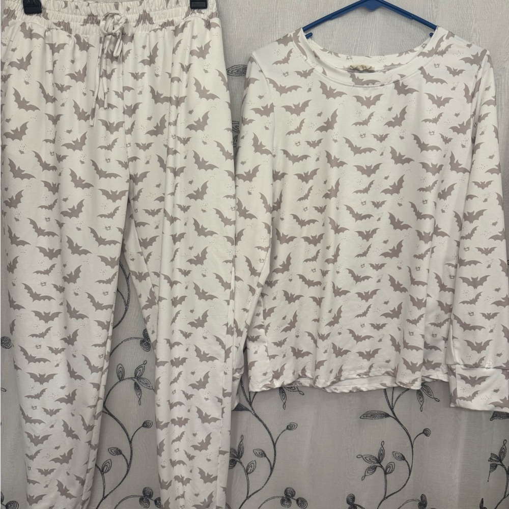 NanaMacs women’s Bat Print Pajama Set large